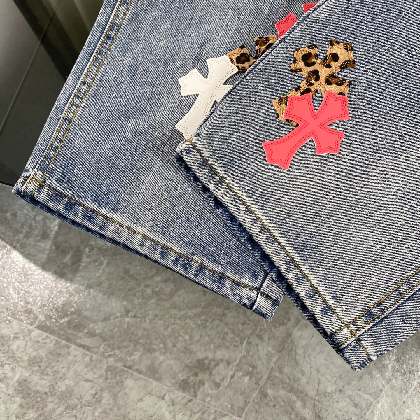 P270 CH Chromehearts Malaysia-limited leopard print cross patchwork leather workwear jeans and logging pants. The counter price is 34W level. The patchwork cross pattern is embellished and the jeans are washed! ! An absolutely high-end luxury product, a 1.9W-level god-level single product, a super popular product, made by top heavy industry, a magic weapon that cannot be missed! [About Zangyin] This is an extremely luxurious fashion brand that can also be called the aristocracy of the high street. It has always been an exclusive brand for some hipsters or rich second generations. Compared with ordinary high streets, it is more luxurious and noble. Compared with luxury brands, it is more fashionable and individual. It has always been a brand that I have a special liking for. [Top heavy industry fashion design] Consistently high-street luxury style. Speaking of this style, the Zangyin family and GU family are definitely the leading representative brands. Especially the Zangyin family has really achieved a state-of-the-art effect in creating high-street style. The unique washed material is used to create this style. The color system is already quite eye-catching. After it is decorated with patchwork cross flowers, it cleverly highlights the charm of the brand. Secondly, this style uses classic The high-waist cutting design highlights the long legs and fashionable temperament of the upper body. The brand is highly recognizable and the slim fit configuration is more suitable for daily wear. It is a product that interprets personality, fashion, and specifications at a glance. This single product is enough to make any fan excited. It can be a white T-shirt for a youthful college style, or a tight suspender for a royal style. It has strong matching ability and can be easily controlled by men.  [Materials and craftsmanship] Needless to say, this point goes without saying. As an excellent craftsman brand, Zangyin’s requirements for details and craftsmanship are really perfect. The washed color of this model has gone through so many processes, not to mention the embellishment of denim appliques. It is also purely hand-made and sewn. Just like what they believe in, only hand-made things have soul and have the meaning of wear. A top-notch heavy-duty fashionable denim item, I look forward to your perfect interpretation! !  Color: blue Size: 28-36